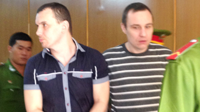 Khi bị dẫn giải ra xe, 2 bị cáo tỏ ra hung hăng. Ảnh: H. D.