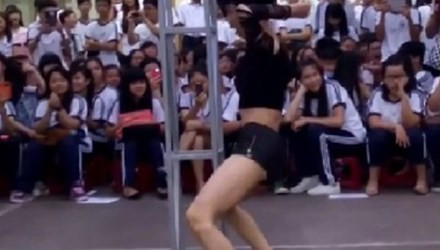 Hình ảnh màn múa cột của cựu học sinh Trường THPT Lê Thị Hồng Gấm (TPHCM) sau lễ khai giảng ngày 5/9/2014.