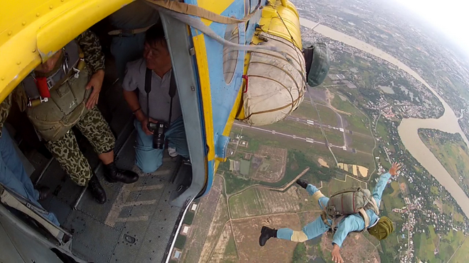 Học nhảy dù với lính đặc nhiệm quân đội