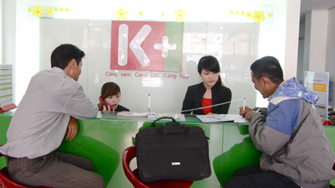 Khách hàng đến giao dịch tại cửa hàng dịch vụ truyền hình số K+ - Ảnh: Diệp Đức Minh 