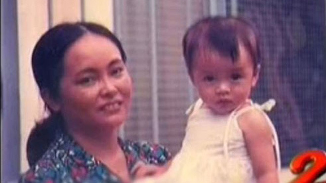 Tăng Thanh Hà bên mẹ lúc bé thơ.