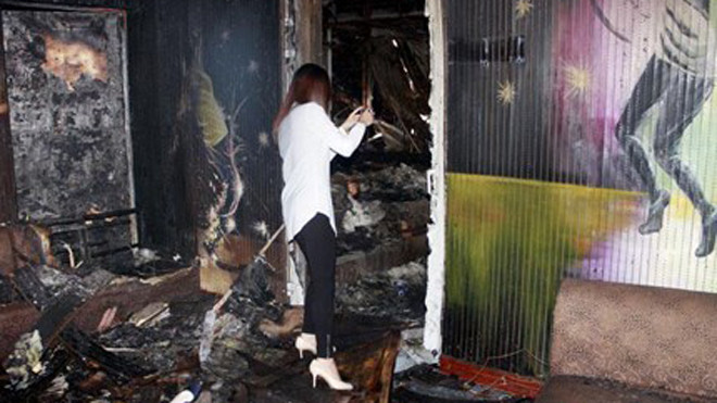 Bên trong quán bar bị lửa thiêu rụi hoàn toàn. 