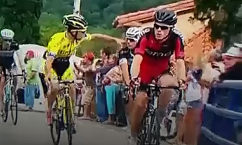 Rovny đấm Brambilla trên đường đua. Ảnh chụp màn hình.