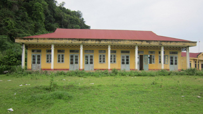 Điểm trường lẻ 4 phòng học ở thôn Tân Thành, xã Thanh Hòa còn khá khang trang nhưng bị bỏ hoang nhiều năm nay, quanh khuôn viên cỏ dại mọc đầy, vương vãi phân gia súc. Ảnh: Lê Hoàng.