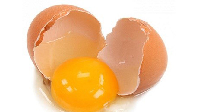 Lòng đỏ trứng gà không chỉ là thực phẩm bổ dưỡng mà còn có tác dụng rất tốt trong việc làm đẹp. Ảnh minh họa