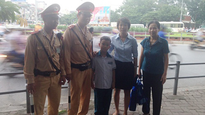 Ngay sau khi được các chiến sĩ Đội 4 liên lạc, mẹ và bà nội cháu đã nhanh chóng làm thủ tục nhận lại cháu, đồng thời gửi lời cảm ơn tới các chiến sĩ Đội CSGT Số 4