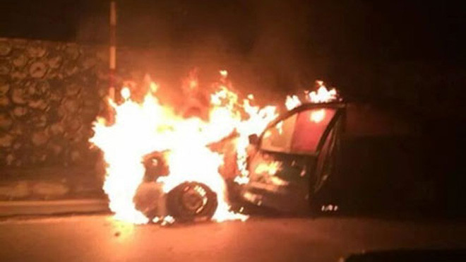 Xế sang Nissan cháy trơ khung giữa đường