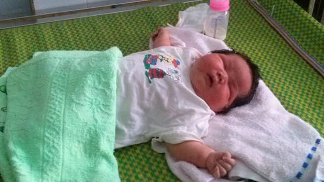 Bé sơ sinh có cân nặng khủng.