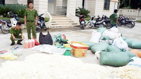 Gần 1 tấn găng tay vẫn còn dính máu được CAQ Long Biên thu giữ 