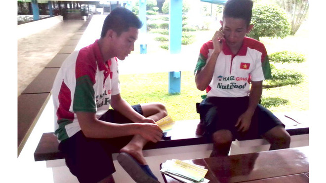 Văn Trường (trái) và Hồng Duy trăn trở vì không thể kiếm đủ vé vào sân cho người nhà