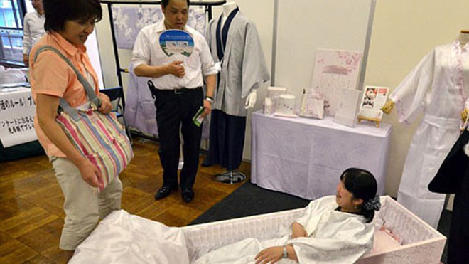 Những người tham gia lễ hội có thể thử trải nghiệm cảm giác được chôn cất và khâm liệm. Ảnh: Neverseenbefore.