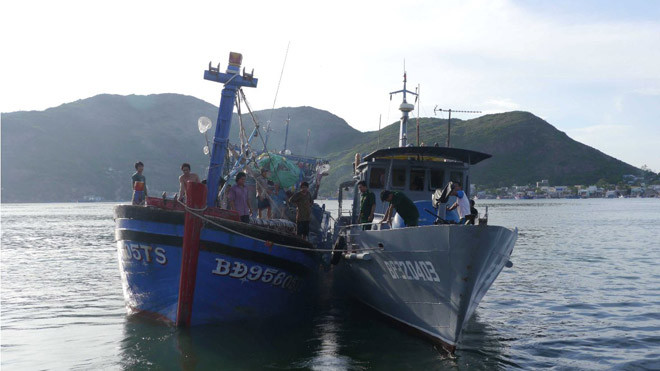 Tàu ông Mai Trường được lai dắt về bờ an toàn vào sáng nay.