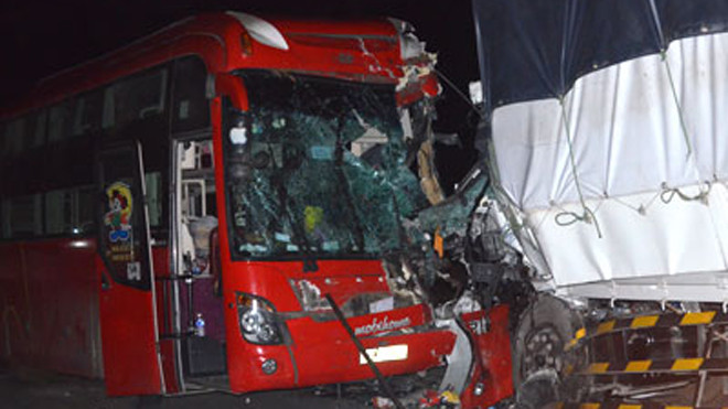 Sau cú đâm mạnh, hai chiếc xe nát bét đầu.Ảnh: Báo Khánh Hòa