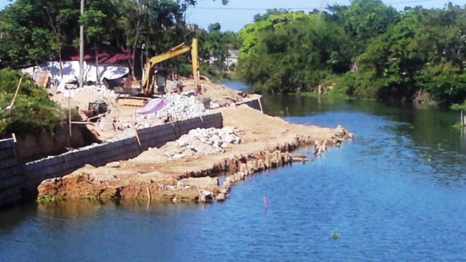 Khu vực xây kè hói Như Ý (phường Vỹ Dạ, TP Huế) buộc tạm dừng thi công để giải quyết vụ việc dân tố nhà thầu làm thất lạc hàng chục mồ mả. Ảnh: Ngọc Văn.