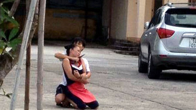 Hành động khống chế con tin rất manh động của đối tượng Long (ảnh: Vietnam+) 