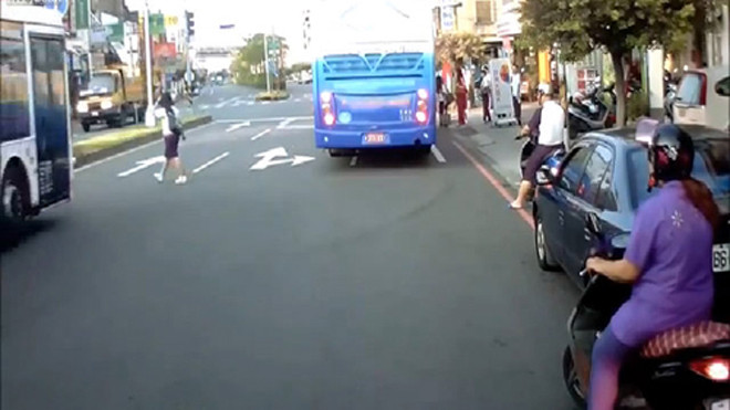 Nữ sinh suýt chết vì qua đường như người 'mất hồn'