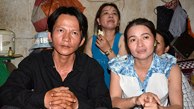 Anh Trịnh Minh Vương (áo đen) đã phải bỏ về quê vì không chịu được áp lực dư luận từ sau khi nhặt được "kho báu" hơn 5 triệu Yen trong chiếc loa cũ