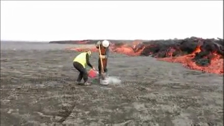 Đun sôi nước bằng dung nham núi lửa