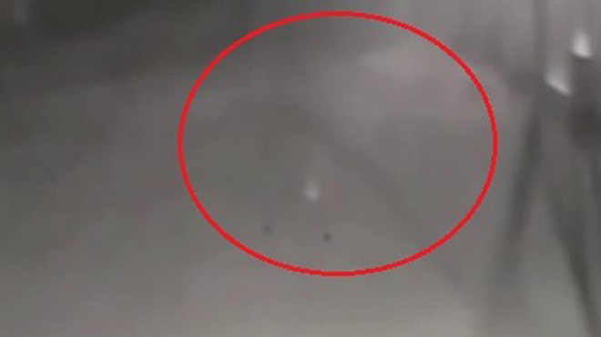 Bóng trắng bí ẩn di chuyển được cho là một “bóng ma” 