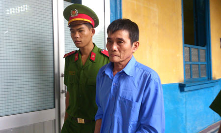 Bị cáo được dẫn giải sau phiên tòa. 