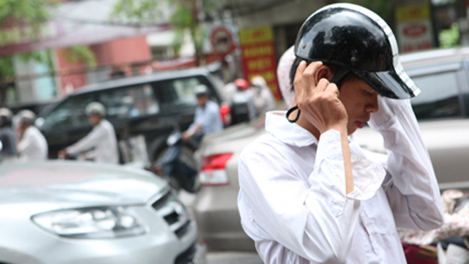 Cần vệ sinh mũ bảo hiểm mỗi tuần một lần để tránh ảnh hưởng tới tóc và da đầu. Ảnh: Chí Cường