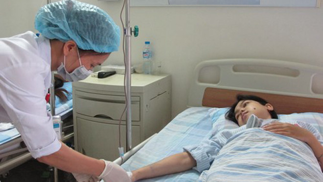 Hiện các bệnh nhân được điều trị bằng thuốc nhắm đích hoàn toàn miễn phí. Ảnh: N.Phương. 