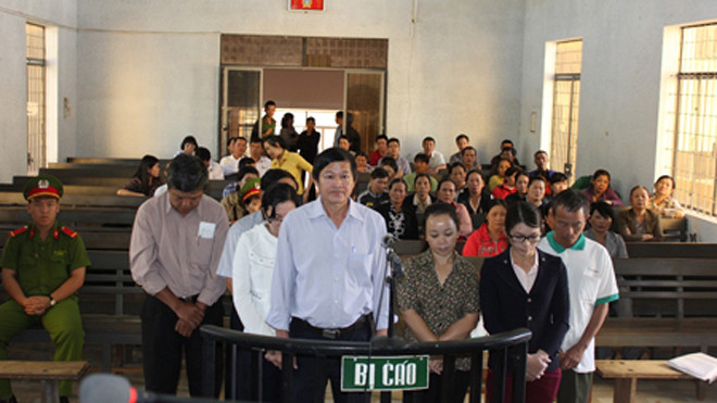 Các bị cáo trước vành móng ngựa 