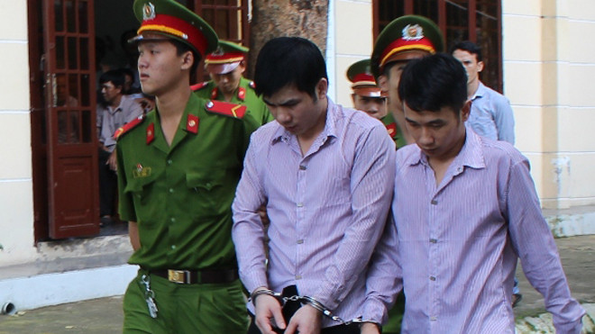 Hai bị cáo tại phiên tòa.