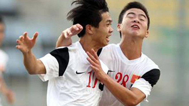 Công Phượng (10) đang đi trên con đường tới cái nơi để chiếm chỗ của Công Vinh