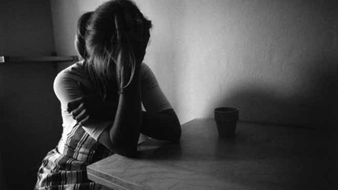 Cha mẹ cần chia sẻ các kiến thức về SKSS phù hợp để tránh những bi kịch vì mang thai sớm. 