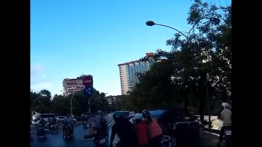 Lùi ô tô thiếu quan sát, 3 xe máy suýt bị chèn qua