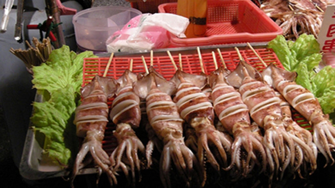 Mực Đài Loan chỉ có thể làm món nướng mang đi bán rong khắp phố. Ảnh: T.G