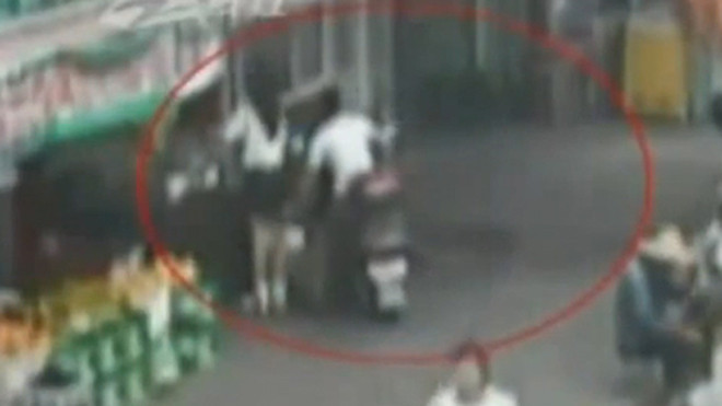 Gã biến thái chụp lén nội y thiếu nữ