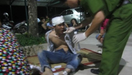 Hàng trăm cảnh sát bao vây, đấu súng với nhóm giang hồ