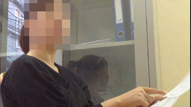 Bà Oanh chỉ vào giấy báo nhập học của Học viện Ngân hàng để chứng minh việc “chạy” vào được là có thật. Ảnh: Đan Hạ (Thanh Niên) 