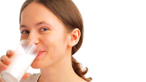 Một ly sữa ấm giúp giấc ngủ ngon - Ảnh: Shutterstock 