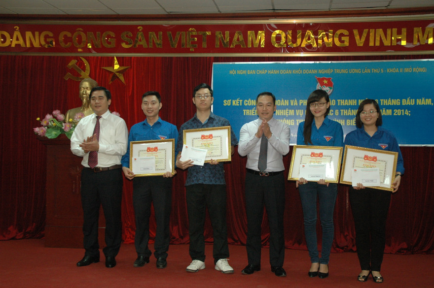 Thường trực Đoàn khối doanh nghiệp T.Ư trao bằng khen cho các cá nhân có thành tích xuất sắc trong Cuộc thi tìm hiểu Chủ nghĩa Mác – Lênin, tư tưởng Hồ Chí Minh và lý luận chính trị trực tuyến trên mạng internet.