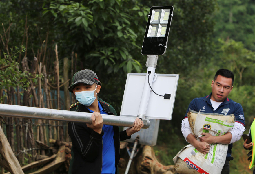 Lắp đặt cột điện chiếu sáng ở bản Hôi Rấy xã Trường Sơn (Quảng Ninh - Quảng Bình)
