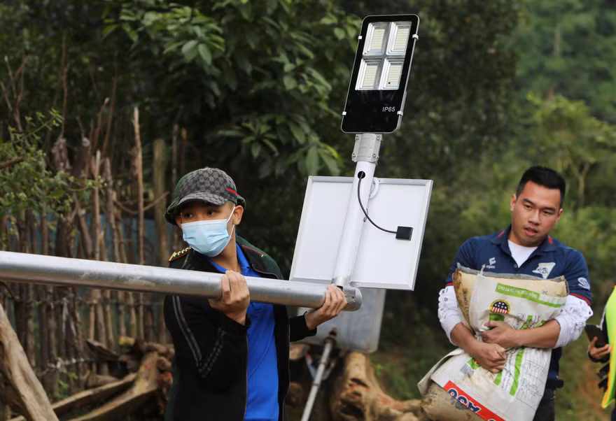 Lắp đặt cột điện chiếu sáng ở bản Hôi Rấy xã Trường Sơn (Quảng Ninh - Quảng Bình)