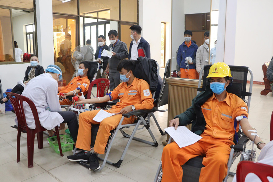 Đoàn viên, thanh niên là cán bộ nhân viên và công nhân ngành Điện lực hiến máu nhân đạo