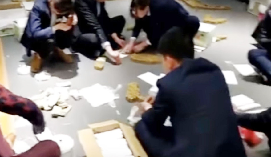 Doanh nhân Trung Quốc dùng tiền xu để mua xe BMW