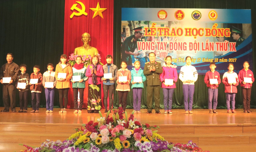 Trao học bổng Vòng tay đồng đội