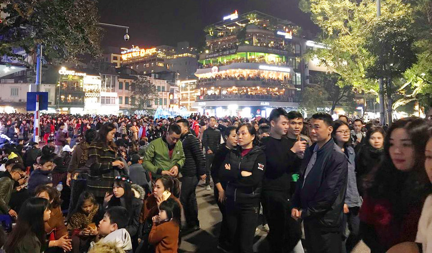 Phố đi bộ Hà Nội nêm kín người đêm Giáng sinh