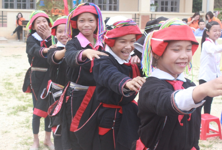 Niềm vui của các em nhỏ trường THCS Thượng Sơn B (Vị Xuyên- Hà Giang) khi được tiếp sức trong mùa đông mới