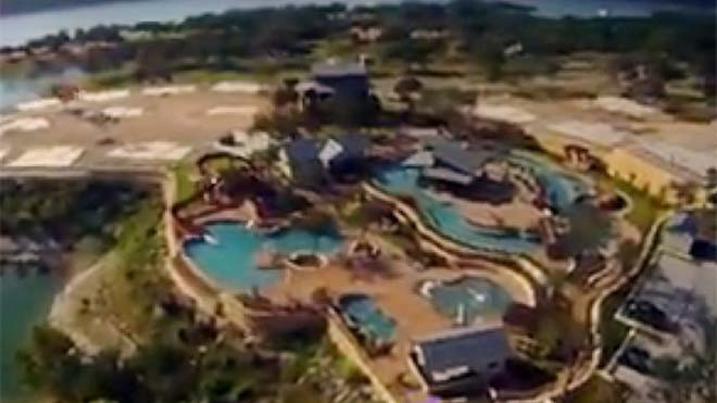 Toàn cảnh hồ bơi nhìn từ trên cao - Ảnh chụp từ YouTube 