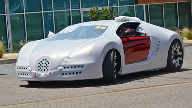 Xe được phủ kín, kể cả bộ vành khi được đưa tới đại lý ở San Diego.