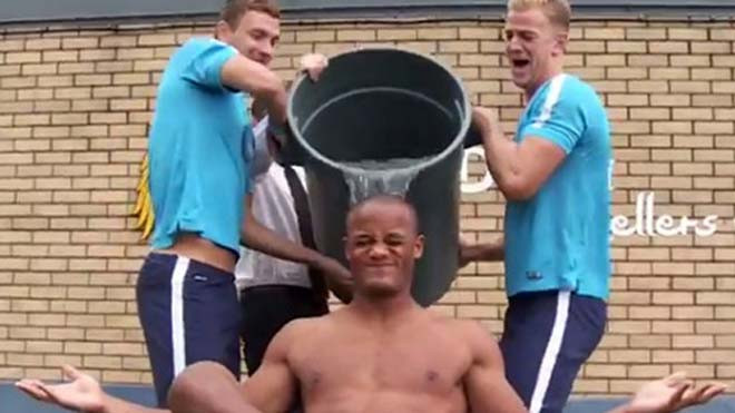 Vincent Kompany thực hiện thách thức, có sự trợ giúp của Dzeko và Joe Hart