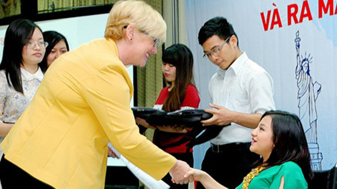 Phương Anh cùng các thí sinh khác nhận phần thưởng của Hội đồng Anh