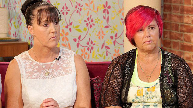 Chị em song sinh Adele (trái) và Anita với sở thích ăn nến, sách cũ. Ảnh: ITV