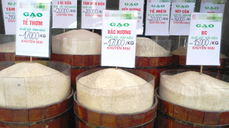 Rất khó nhận biết gạo tẩm hương liệu bằng mắt thường mà phải thông qua sử dụng.Ảnh: Chí cường 